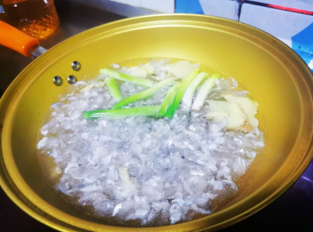 鱼鳞扔掉可惜了做成鱼冻爽滑q弹比鱼肉还好吃关键是营养高