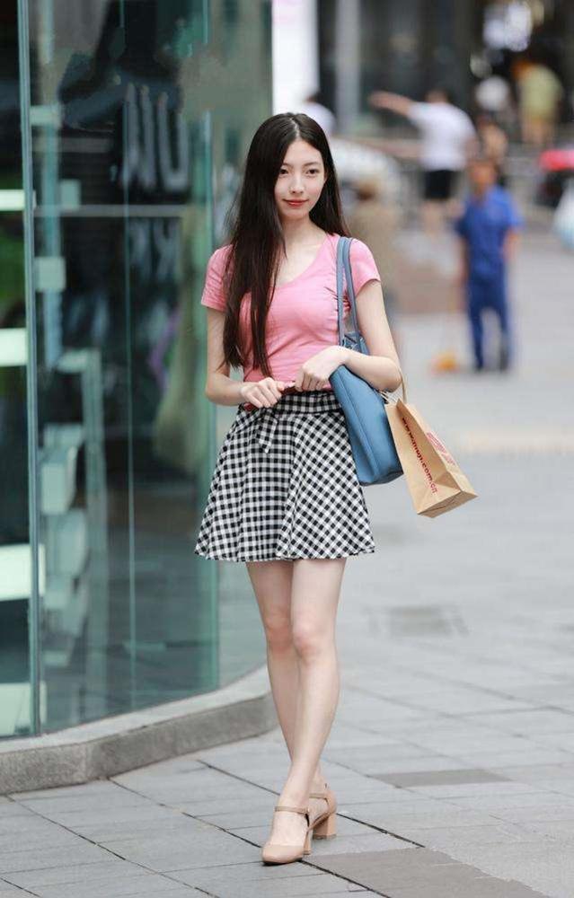 炎热夏天做个短裙女生吧!短裙搭配t恤穿,轻松化身"拍照女神"