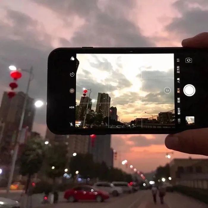 长按以上你喜欢的朋友圈封面图片,下载保存到你的手机相册;2,打开微信