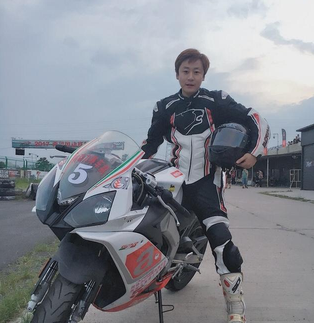 还记得《魔幻手机》里的陆小千吗?他现在长这样