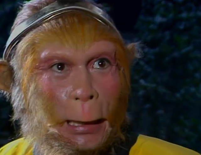 孙悟空两个奇怪的动作,暴露了自己的身世,玉帝见了也必须给面子