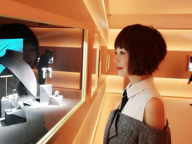 鲁豫终于换对了发型,从"大头娃"变瓜子脸,看着脸小两圈