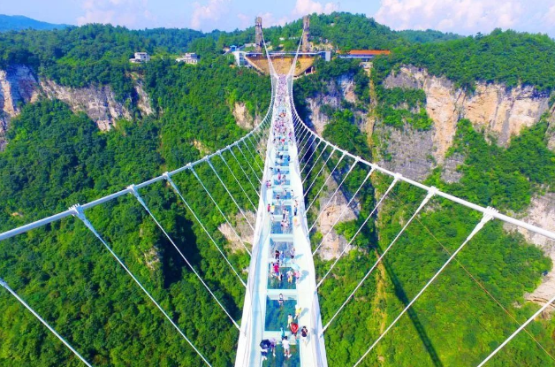 全长536米,宽6米,为一座大型山谷悬索桥,是世界最长的玻璃桥