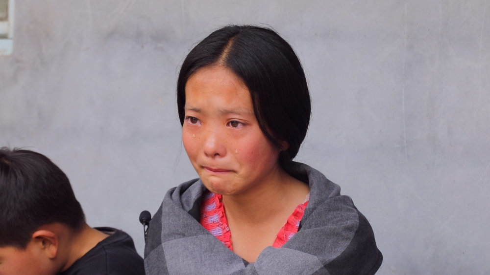 父亲倒在玉米地母亲逝在她怀里,16岁村花抹干泪起舞:我要走出农村