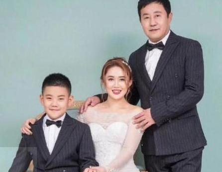 "长贵"一家三口罕同框,12岁儿子个头赶超爸,小19岁娇妻气质佳