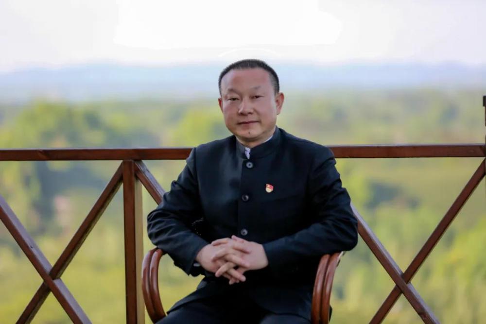 今年4月底,信阳市市长尚朝阳和浉河区区长于海忠,固始县县长王治学