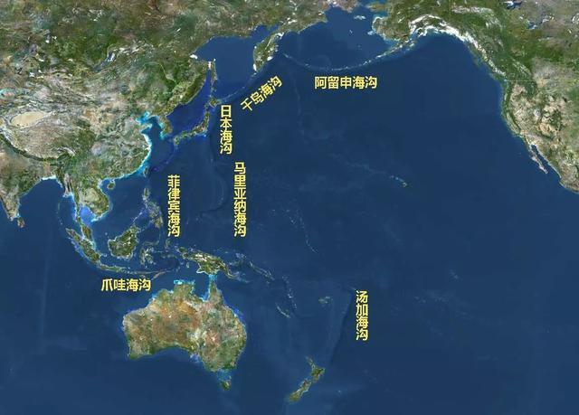 是日本静冈县骏河湾其至九州以东海面约700平方公里,深约4千米的海槽