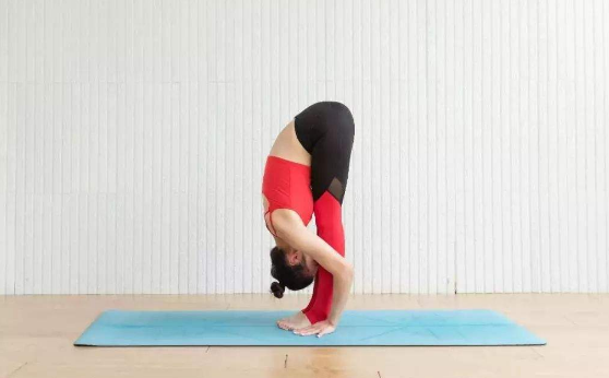 站姿体前屈我们在进行卷腹抬腿的时候,需要采取面部朝上的仰卧,我们