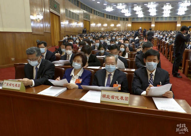 △湖北省代表团坐在面向主席台的右手边。