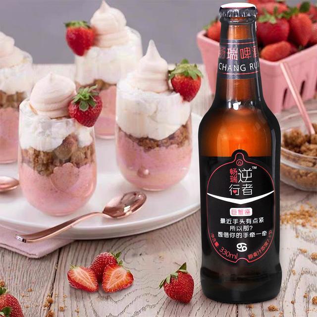 打卡网红啤酒喝法