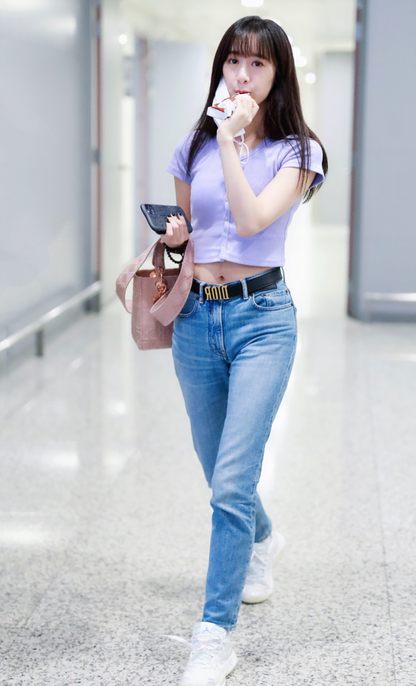 不愧是爱情公寓的最"甜"龙套,因为袁冰妍的年纪虽然是有28岁,但是把这