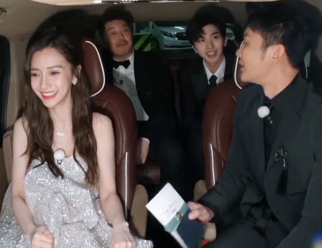 李晨扶着baby胳膊上车当他要拉baby手时场面尬了