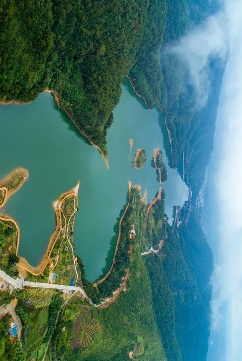 长汀溪源水库群山环碧水千亩茶飘香