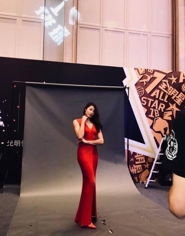 刘晏含最让人印象深刻的一张礼服照,是穿着黑色晚礼服,踩着水蓝色高跟