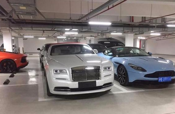 李湘喜提价值五百万的劳斯莱斯,想学王思聪炫富,又害怕太高调