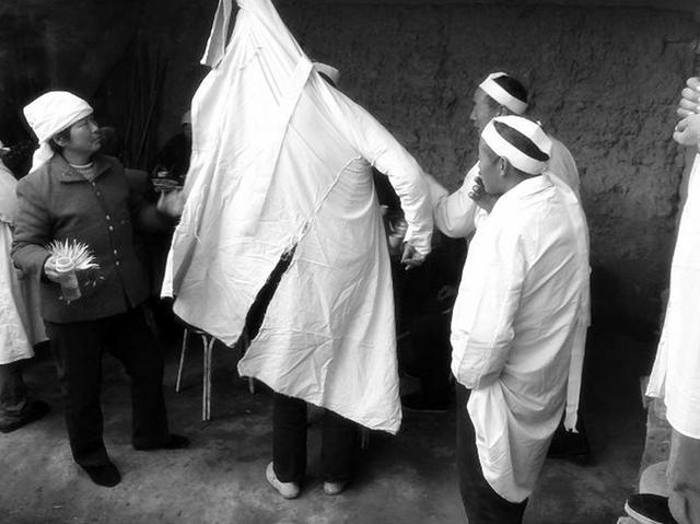 当然,受西方文化的影响,现在的葬礼中,不论是白色还是黑色的着装都是