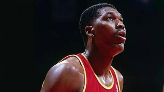 奥拉朱旺刚进入联盟有多强?比乔丹先进总决赛 面对贾巴尔场均31 11