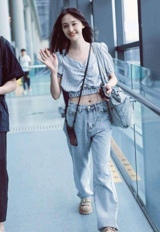 有一种瘦而有型叫郑爽!筷子腿撑起蕾丝袜,配灯笼袖粉裙又仙又美