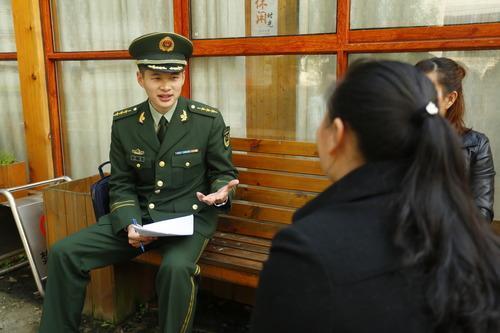 郑浩代表爱民助民是红军传人义不容辞的责任