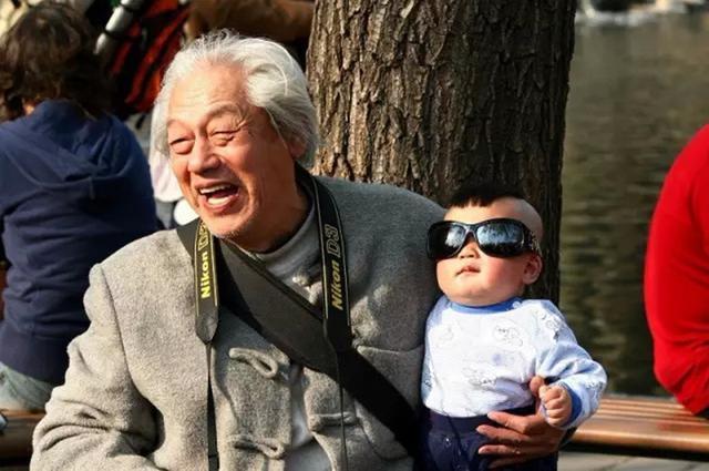 超年轻爷爷走红抱着孙子像父子和儿子并排站看着像亲兄弟