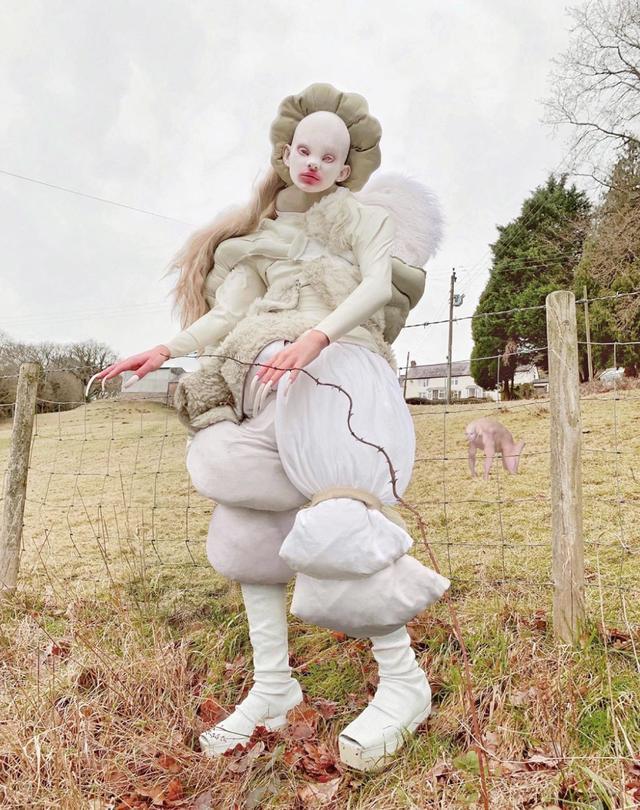 谁都不会真的凭空去想象出来一个人物,salvia的灵感来源有很多,视频