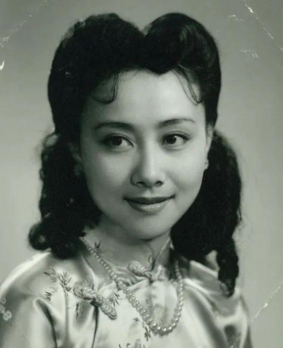 也是因为《渴望》走进大众视野,她就是剧中饰演的王亚茹的演员黄梅莹