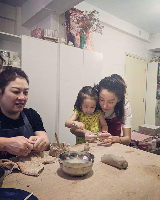 媳妇|送别赌王后儿媳妇首晒2岁女儿，住8亿豪宅贴高级面膜，享受贵族生活