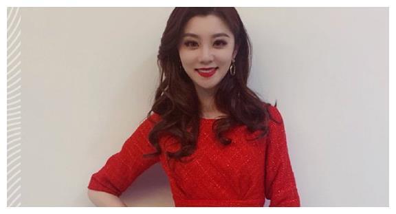 主持9年却成酱油助理王牌女郎费费高出镜率背后或另有玄机