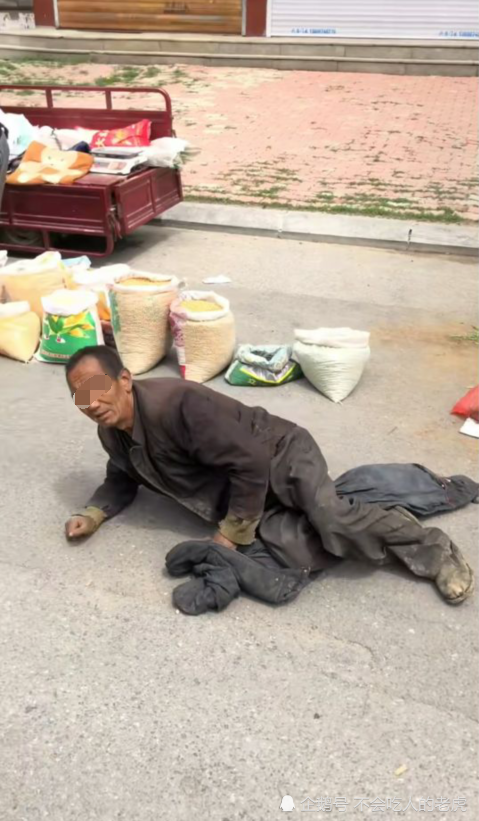 辽宁营口老人装残疾集市乞讨被识破一脸豪横网友称全靠演技