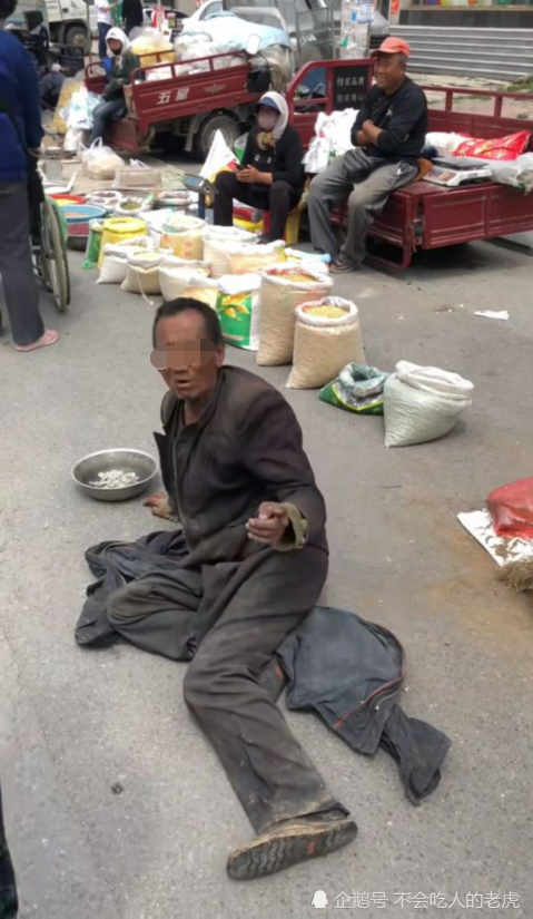 辽宁营口:老人装残疾集市乞讨,被识破一脸豪横,网友称全靠演技