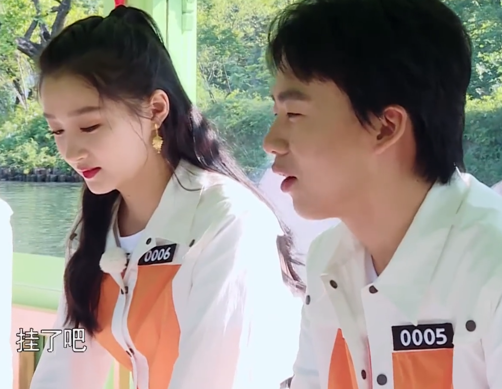 关晓彤问郭麒麟年龄,得知比她大一岁还不信,大林子的救场真优秀