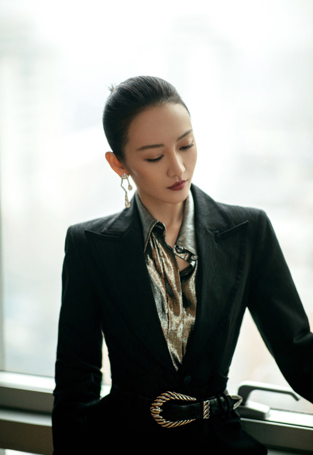 王鸥想低调都难,穿9千8的裤子坐行李箱上,随随便便都是大佬范