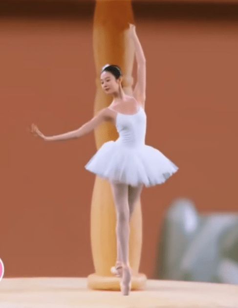 张艺凡终于放弃"芭蕾服",化身"初恋情人",一眼望去太心动