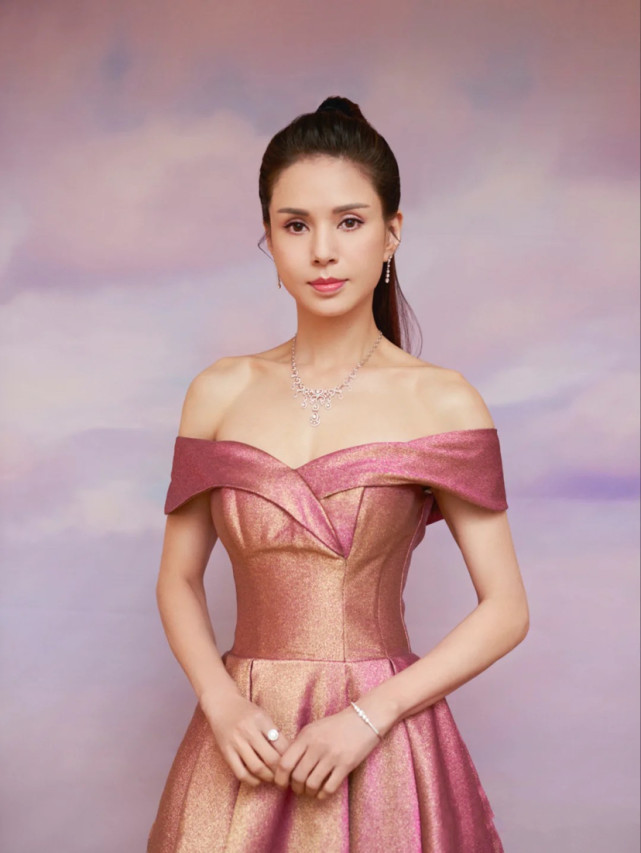 李若彤真是高级脸!绿色百褶裙搭白上衣,颜色干净气质似少女