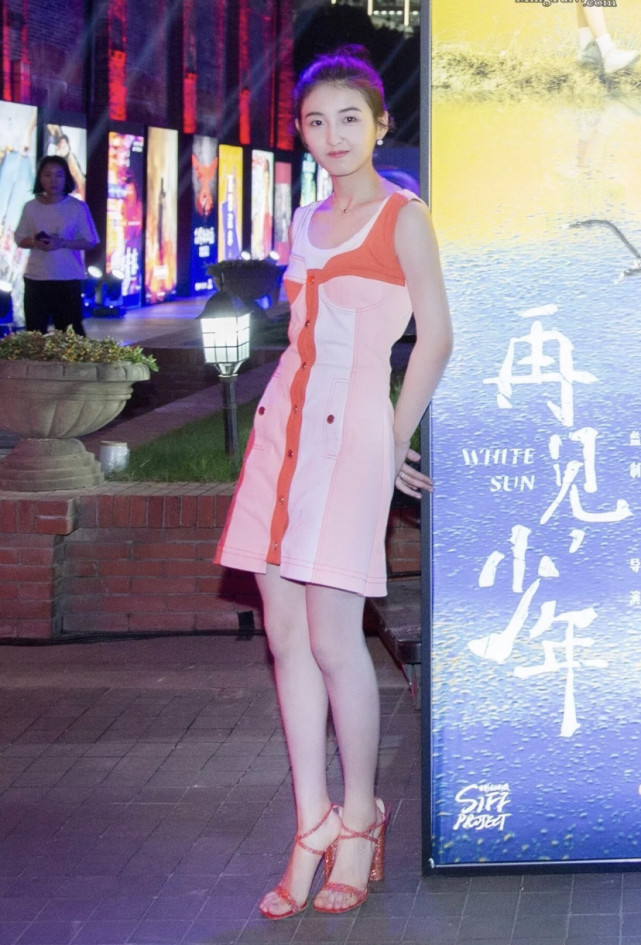 张子枫为证明腿长,大胆挑战难驾驭的圆柱鞋,不料腿成全网最细