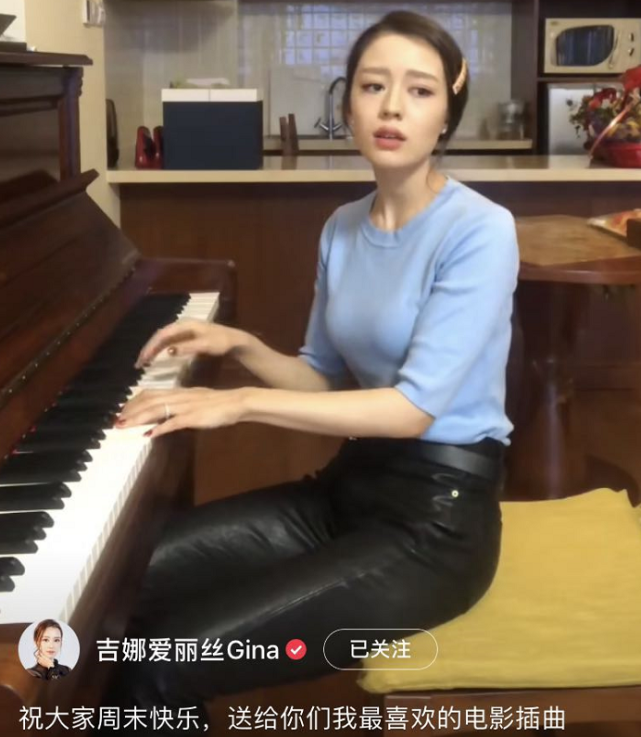 吉娜晒郎朗视角自弹自唱,针织衣配皮裤秀火辣身材,却被钢琴抢镜
