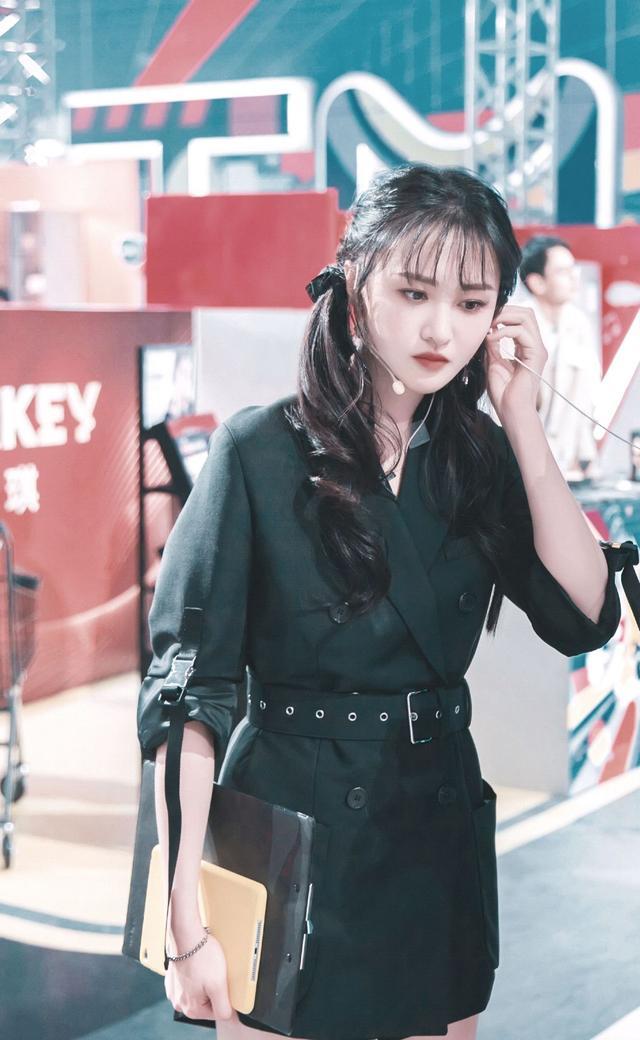 不得不说郑爽的衣品真的很不错,身穿一件黑色西装裙搭配一双黑色长靴