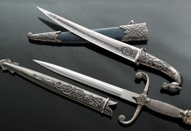 第四把就是七宝刀,这把刀在做工上面非常的奢侈,据说上面基本上都是