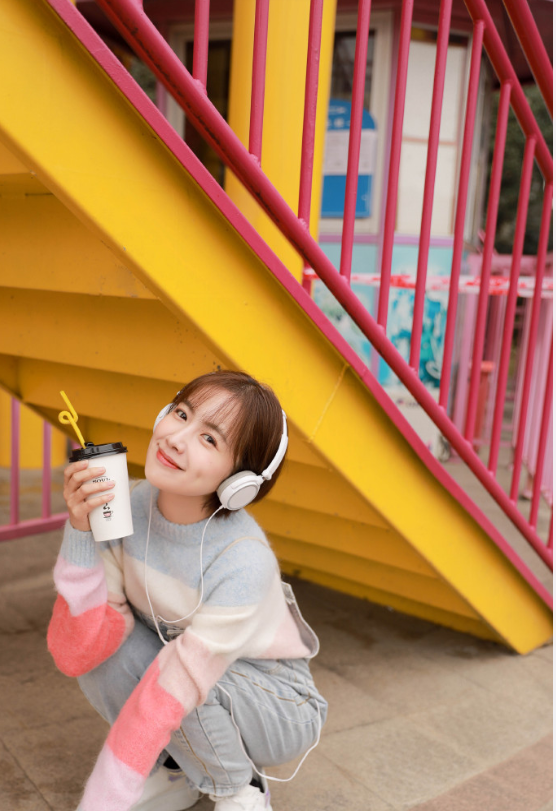 夏日里的鬼马精灵李春媛搭配三部曲带火另类穿搭风