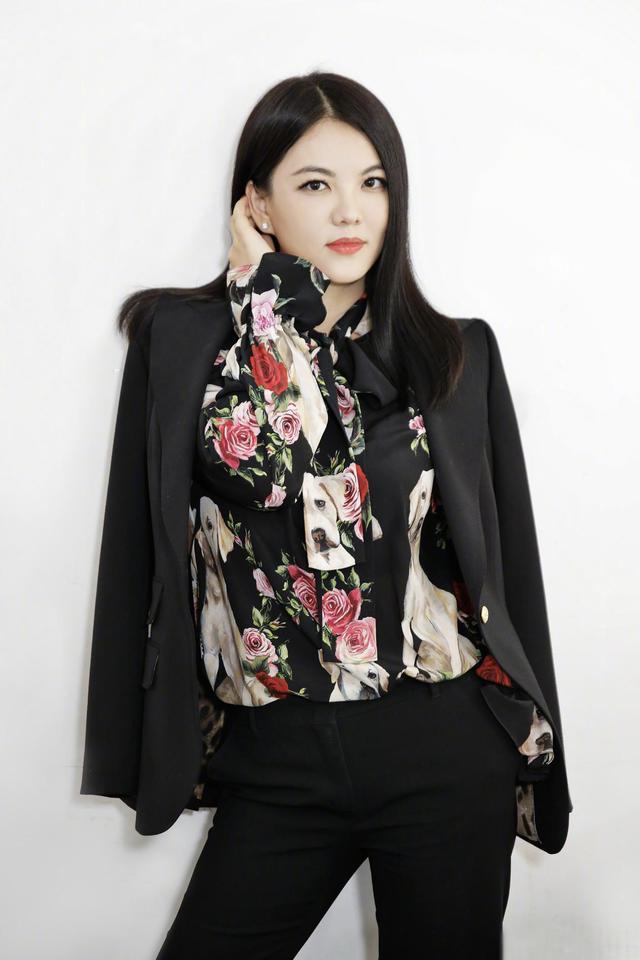 李湘才是大号水蜜桃粉色亮片裙秀多肉身材看着真富态