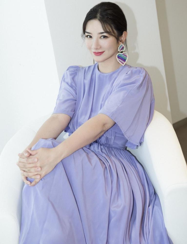 黄奕大玩酷帅风眉上刘海潮短发拍大片霸气十足女神气质不减