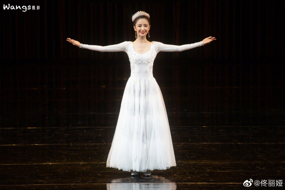 佟丽娅回忆春晚主持经历曾崩溃哭泣好在有儿子的话语温暖心窝