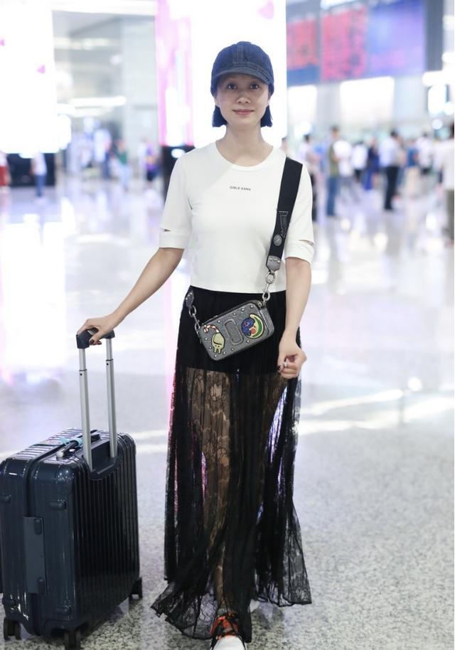 祝无双身材原来这么好穿溜滑连衣裙看着有光泽真羡慕