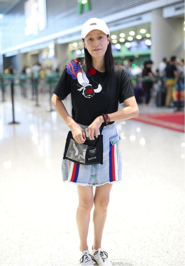 祝无双身材原来这么好穿溜滑连衣裙看着有光泽真羡慕