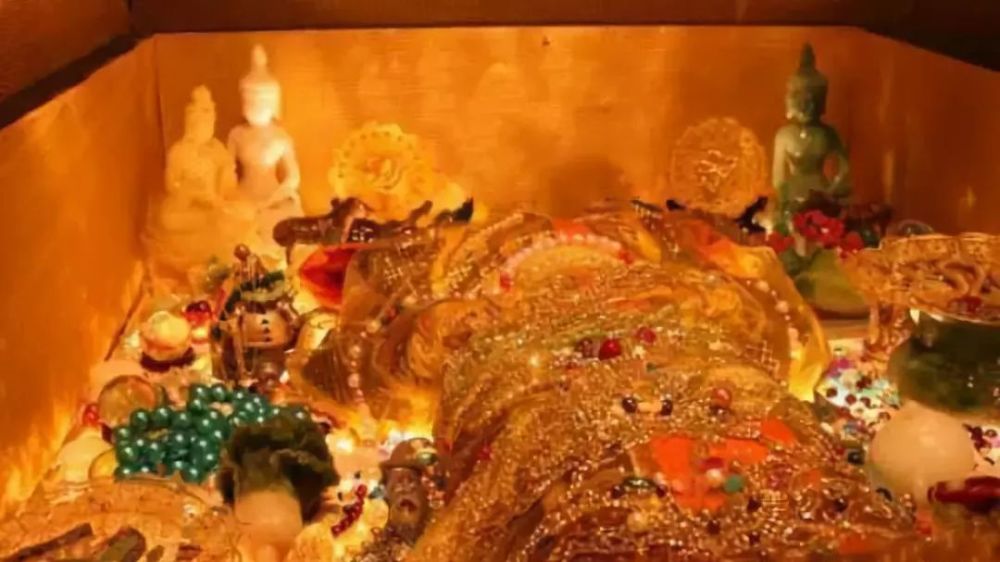 古墓被挖9岁女孩枯坐石棺上千年棺内金银成堆