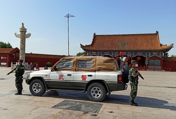 正在龙亭区执行武装巡逻勤务的武警河南总队开封支队官兵发现后,第一