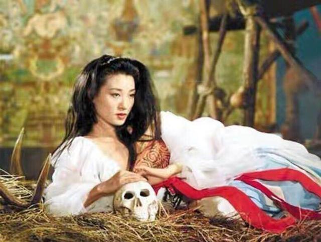 鬼后王小凤被父母伤害被男友欺骗被求婚时戴拳击手套