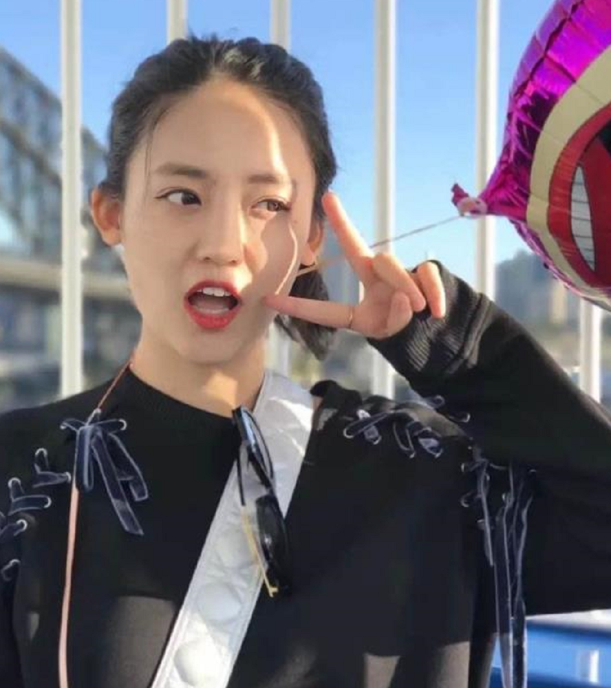 绿地门事件女主张雨婷大量素颜照曝光,长相普通却能被有钱人看上?