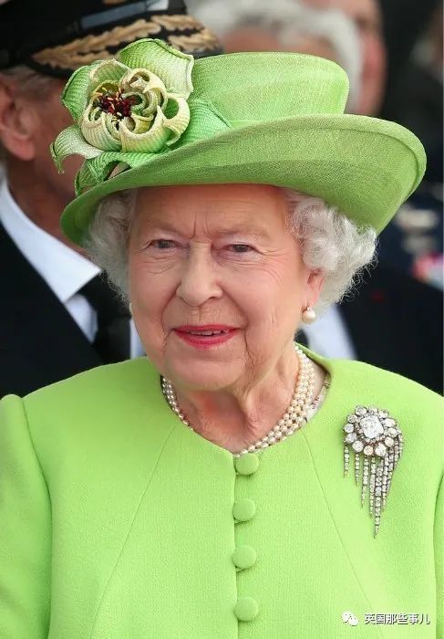 英国女王祖母绿胸针图片