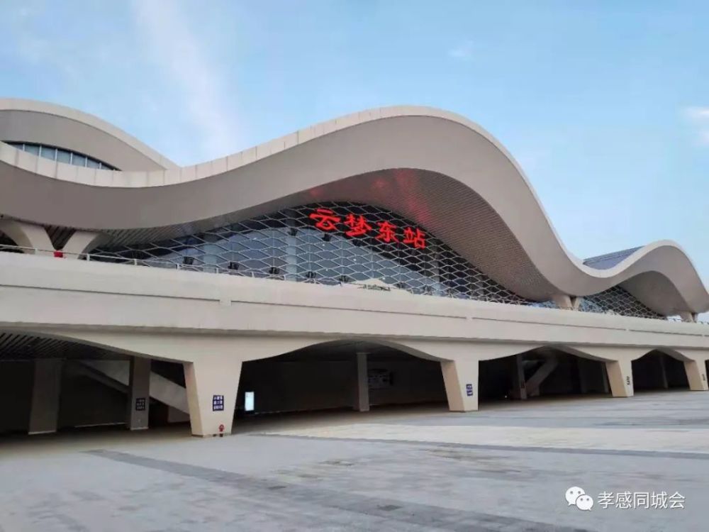 "湖北最美汉十高铁"云梦东站夕阳下的美